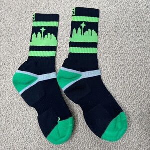 Strideline Seattle Skyline Space Needle Cushioned Socks (Men’s Size 8-12 Large)